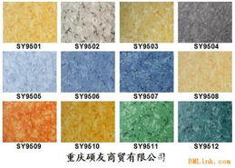 地面裝飾雙雄 塑膠地板與實木地板的全面解析與選擇指南